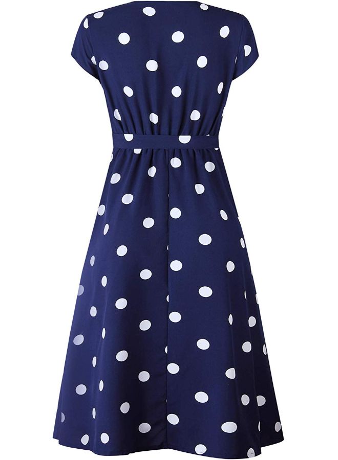 فستان منقط متوسط الطول بتصميم عصري وبرقبة على شكل حرف V أزرق وأبيض - Image 2