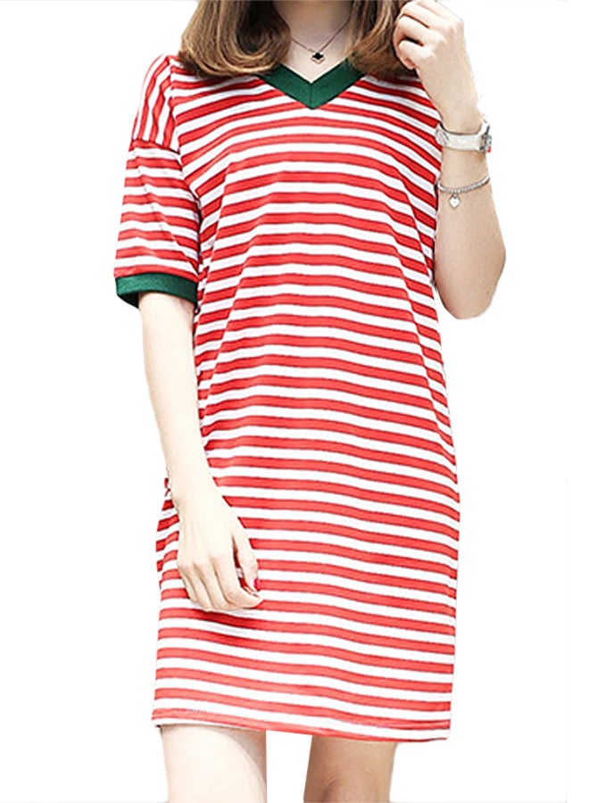 فستان بتصميم تيشيرت كاجوال وعصري ومخطط وبرقبة على شكل حرف "V" أحمر/أبيض - Image 1