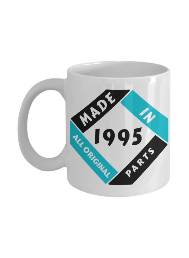 مج بطبعة 'Made In 1995' أبيض/أزرق/أسود/أصفر