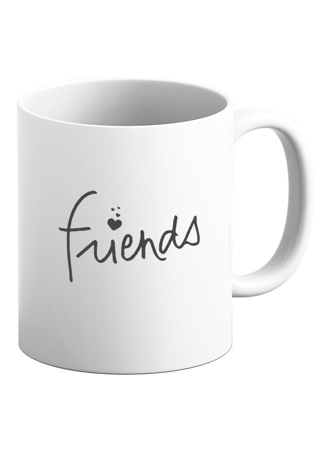 مج مزين بطبعة كلمة "Friends" أبيض/ أسود