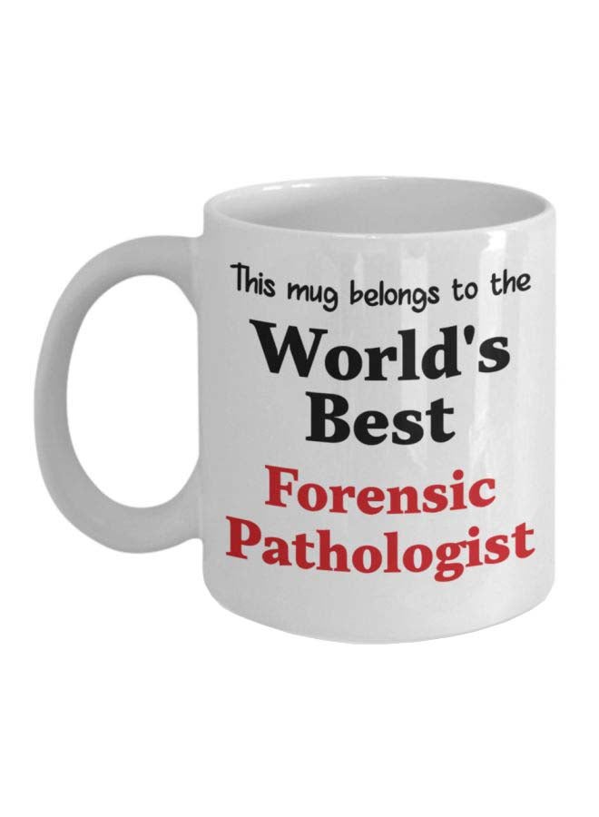 مج قهوة مزين بطبعة "World's Best Forensic Pathologist" أبيض/أسود/أحمر