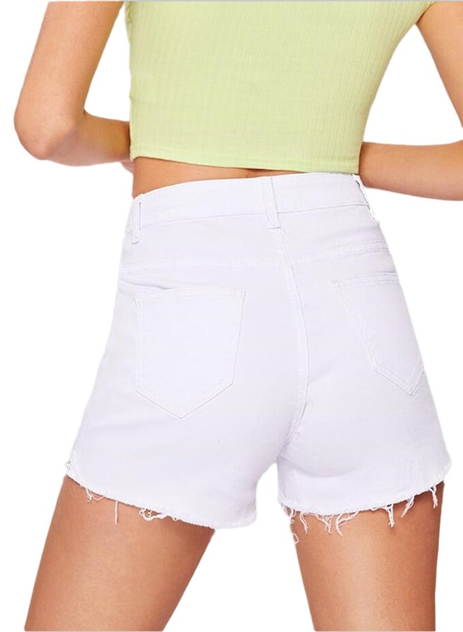 شورت جينز سادة بحواف مُنسلة وأزرار أبيض - Image 1