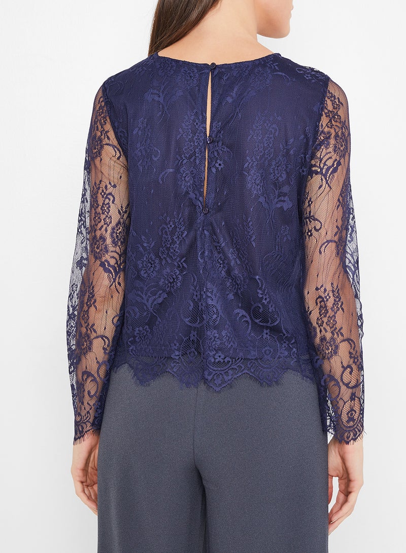 اونلي بلوزة بطبقة من الدانتيل تغطي القطعة بالكامل وبحواف بتصميم صدفي أزرق داكن - Image 3