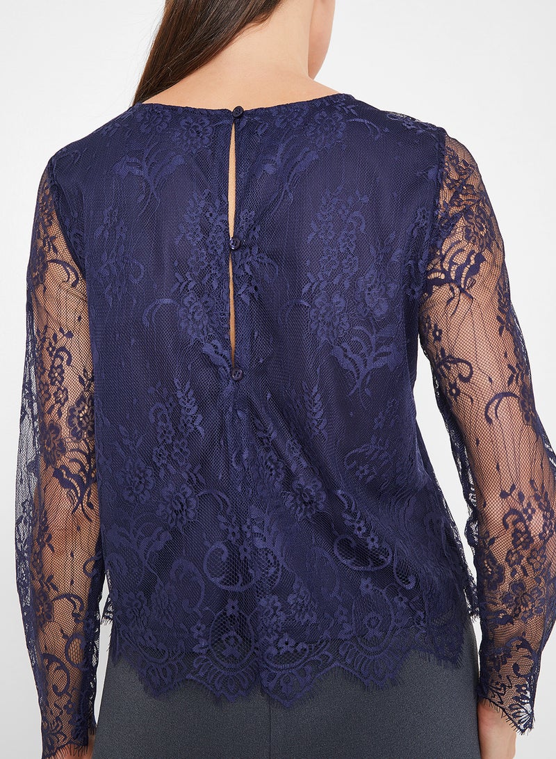 اونلي بلوزة بطبقة من الدانتيل تغطي القطعة بالكامل وبحواف بتصميم صدفي أزرق داكن - Image 4
