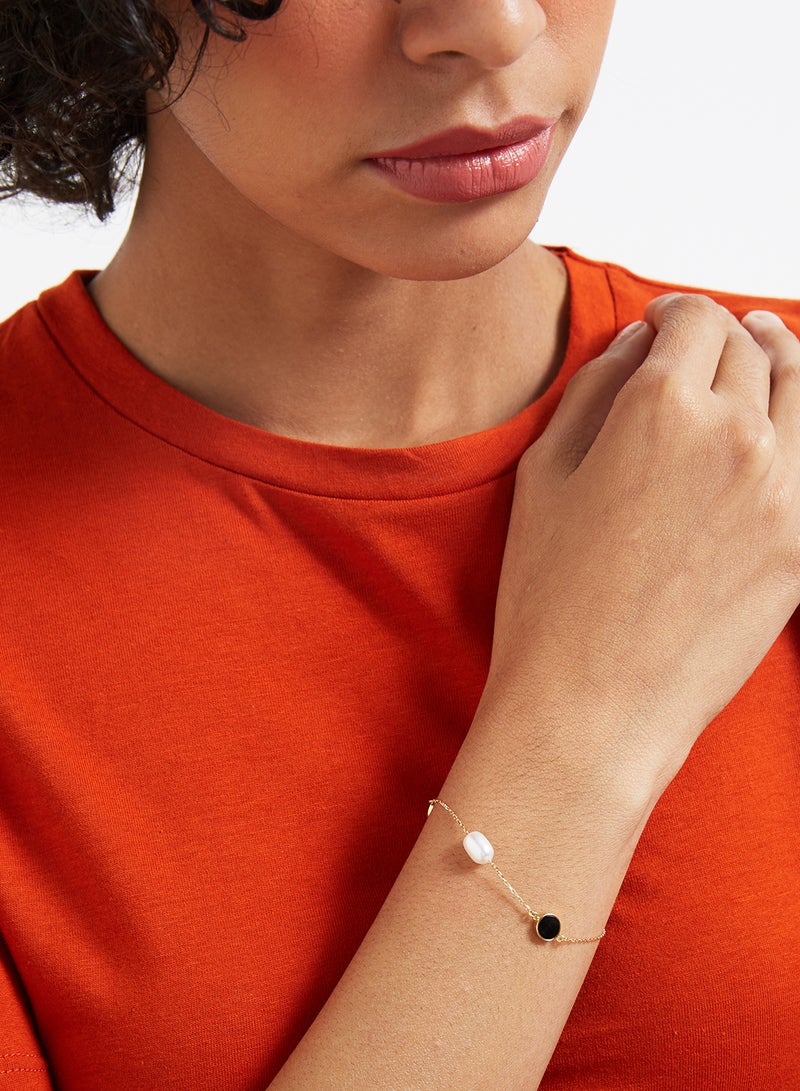 كابري جولد سوار من الذهب عيار 18 قيراطًا مرصع بثلاثة أحجار من العقيق اليماني الأسود واللؤلؤ - Image 5