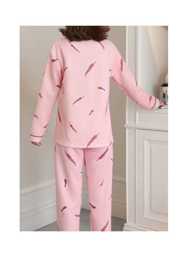 طقم بيجامة بأكمام طويلة ومزينة بطبعة من قطعتين وردي - Image 2