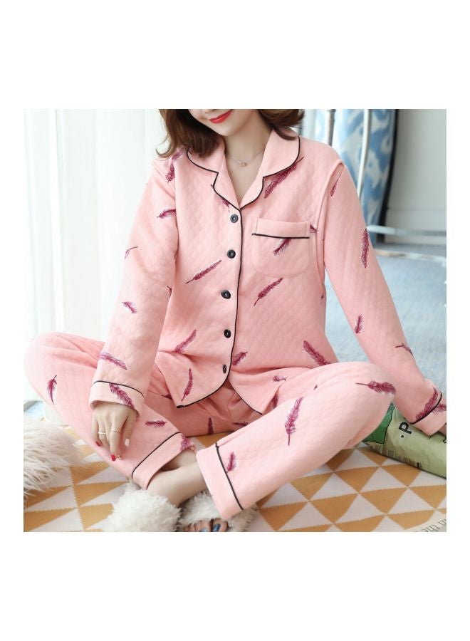 طقم بيجامة بأكمام طويلة ومزينة بطبعة من قطعتين وردي - Image 3