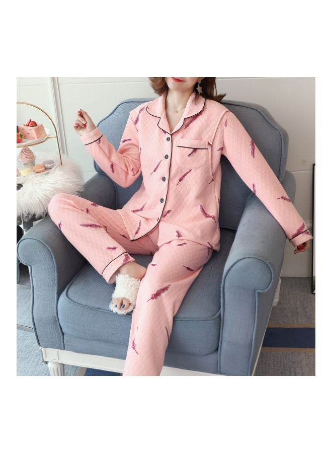 طقم بيجامة بأكمام طويلة ومزينة بطبعة من قطعتين وردي - Image 4