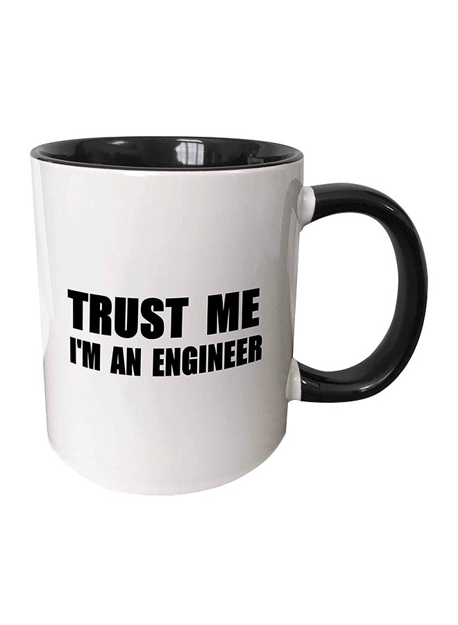 مج سيراميك بطبعة تحمل عبارة "Trust Me I'm A Engineer" أبيض/ أسود