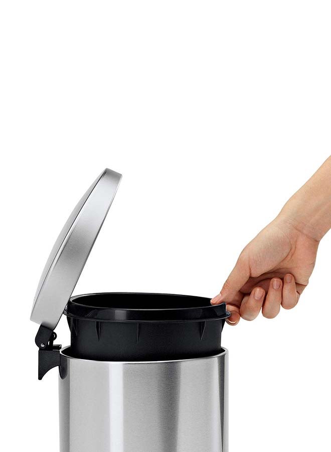 simplehuman Semi Round Bin Silver/Black 6Liters  - Image 3