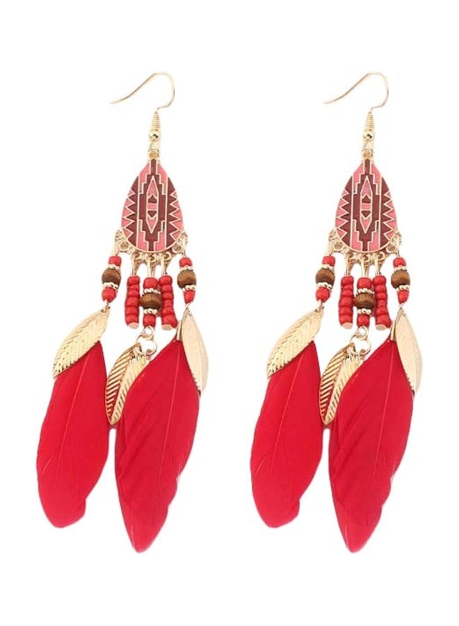 أقراط مصنوعة من خليطٍ معدني مزينة بشرابات