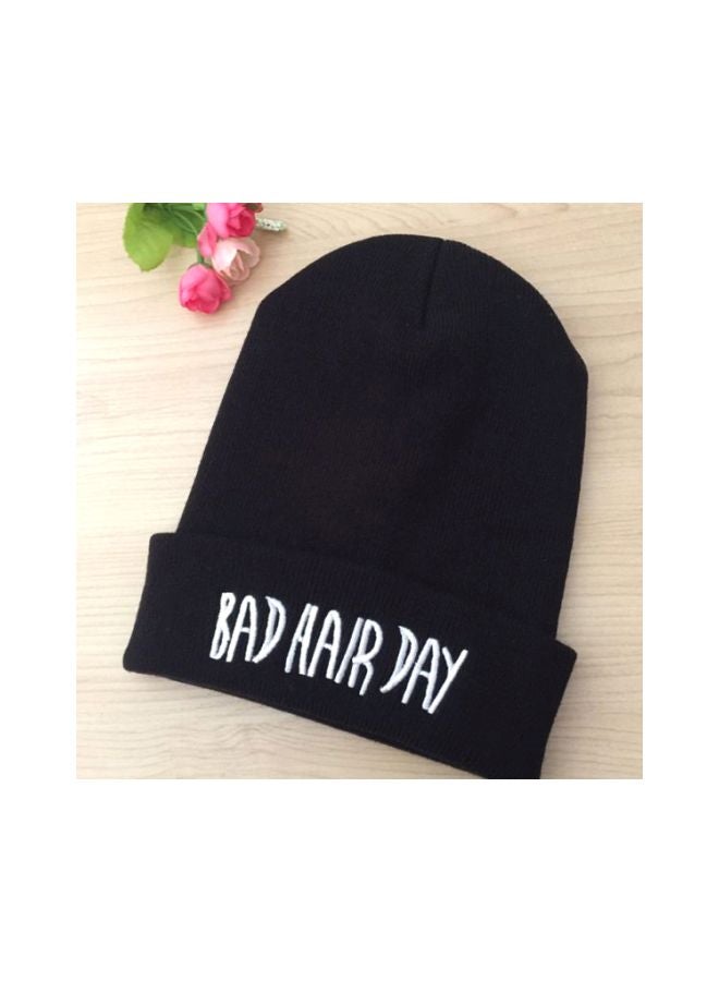 قبعة بيني محبوكة بطبعة عبارة 'Bad Hair Day' أسود/ أبيض - Image 3