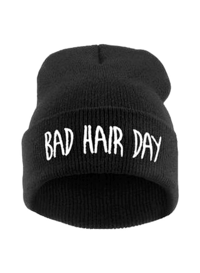 قبعة بيني محبوكة بطبعة عبارة 'Bad Hair Day' أسود/ أبيض - Image 1