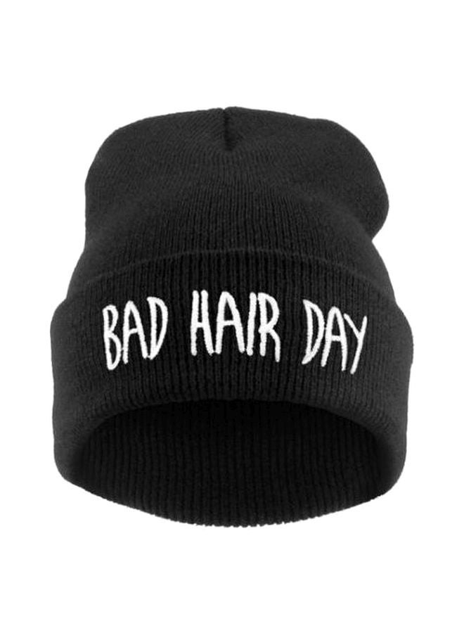 قبعة بيني محبوكة بطبعة عبارة 'Bad Hair Day' أسود/ أبيض - Image 2