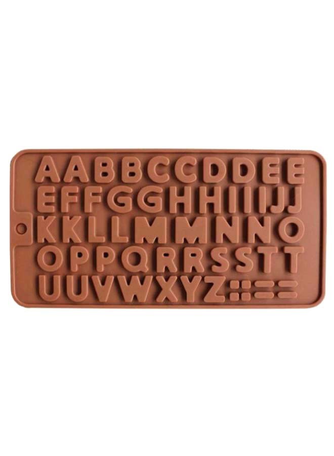 قالب يحتوي على 52 فتحة بتصميم الأحرف الأبجدية لصنع كيك الفوندان بني - Image 1