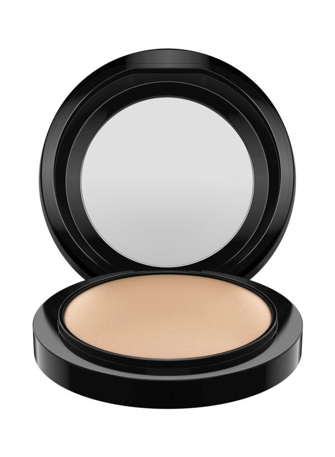 M.A.C - Mineralize Skinfinish Natural Pressed Powder Medium Golden - Image 1