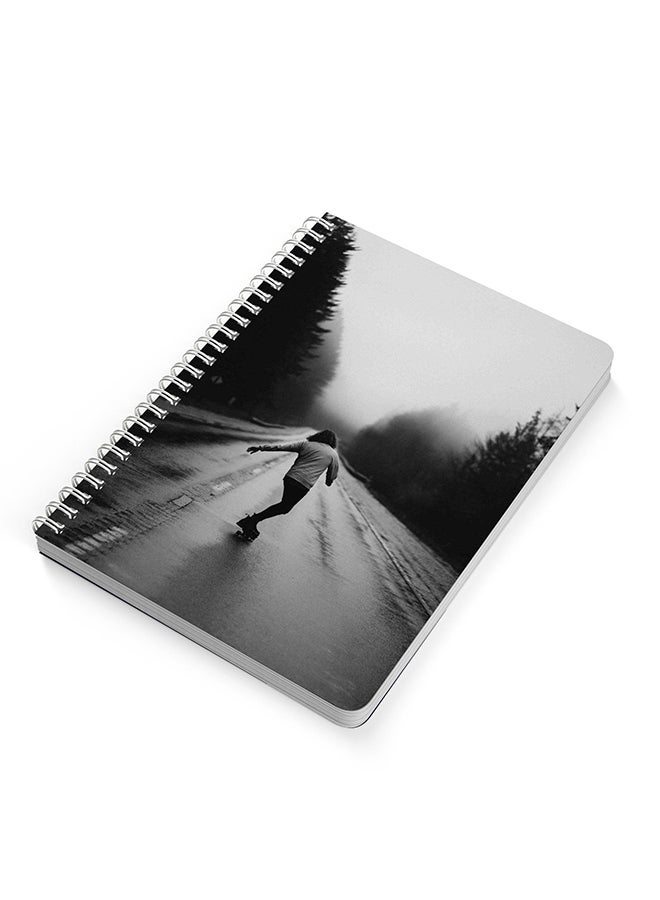 لوحة دفتر بسلك حلزوني مقاس A5 أبيض/ أسود - Image 2