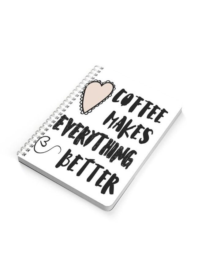 لوحة دفتر مُلاحظات مجلَّد بسلك مقاس A5 مطبوع عليه عبارة "Coffee Makes Everything Better" أسود/ أبيض - Image 2