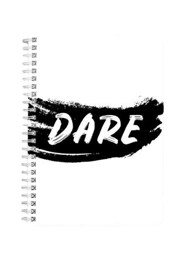 لوحة دفتر ملاحظات مجلد بسلك مقاس A5 بطبعة كلمة "Dare" أسود/ أبيض - Image 1