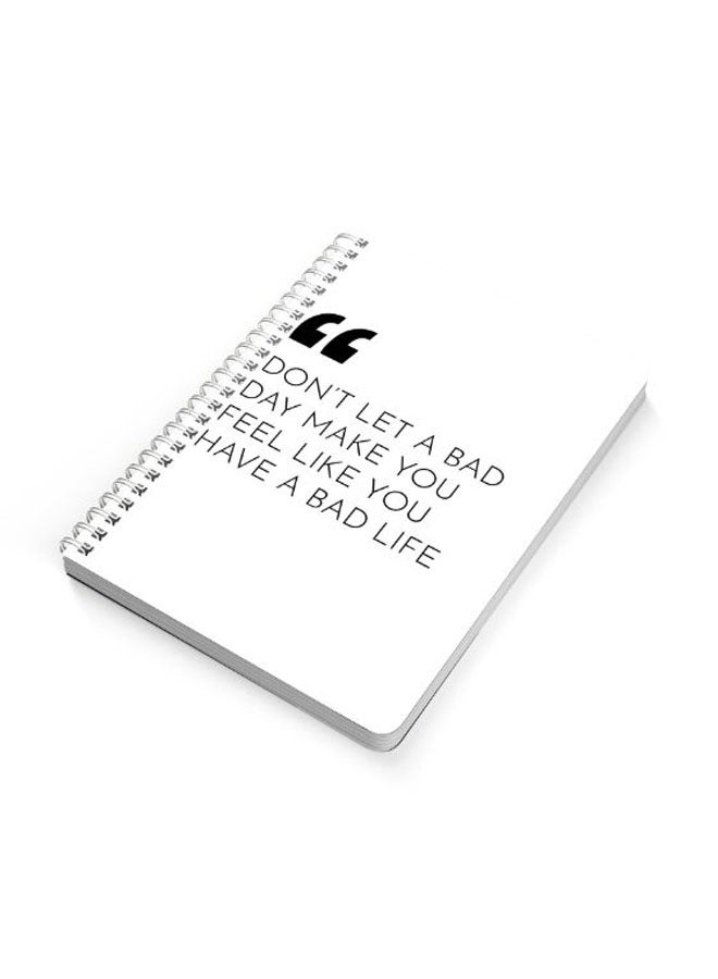 لوحة دفتر مُلاحظات مجلَّد بسلك مقاس A5 مطبوع عليه عبارة "Do Not Let A Bad Day" أسود/ أبيض - Image 2