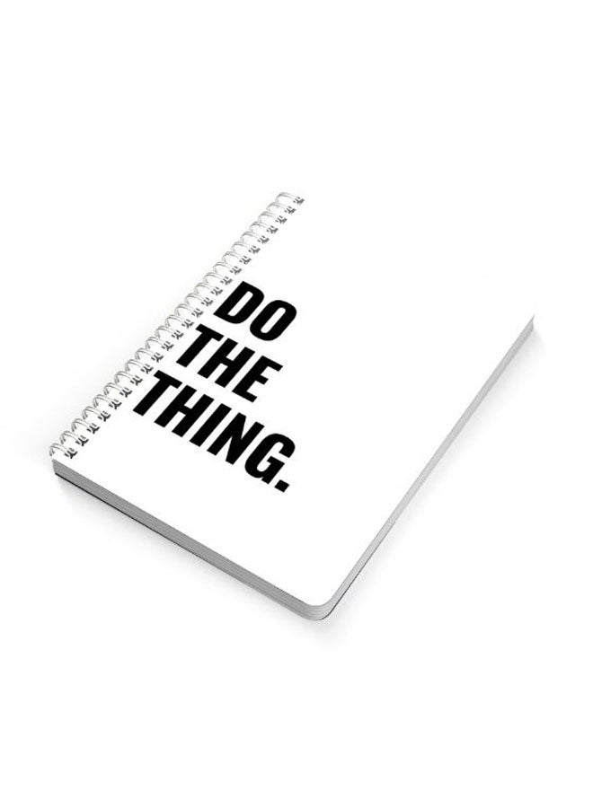 لوحة دفتر مُلاحظات مجلَّد بسلك مقاس A5 مطبوع عليه عبارة "Do The Thing" أسود/ أبيض - Image 2