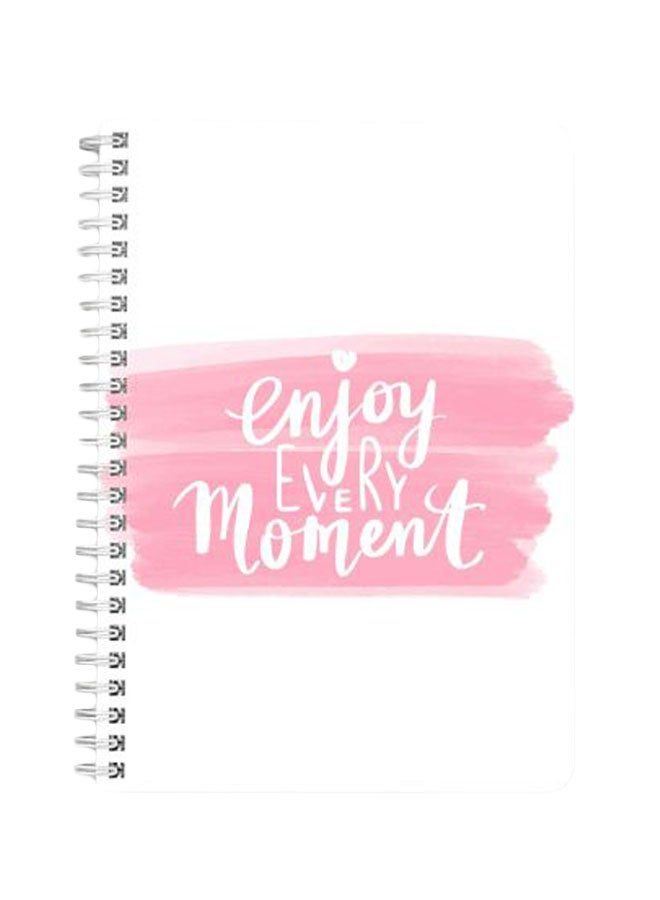 لوحة دفتر ملاحظات مجلّد بسلك حلزوني مقاس A5 بطبعة عبارة "Enjoy Every Moment" وردي/أبيض - Image 1