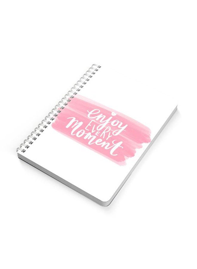 لوحة دفتر ملاحظات مجلّد بسلك حلزوني مقاس A5 بطبعة عبارة "Enjoy Every Moment" وردي/أبيض - Image 2