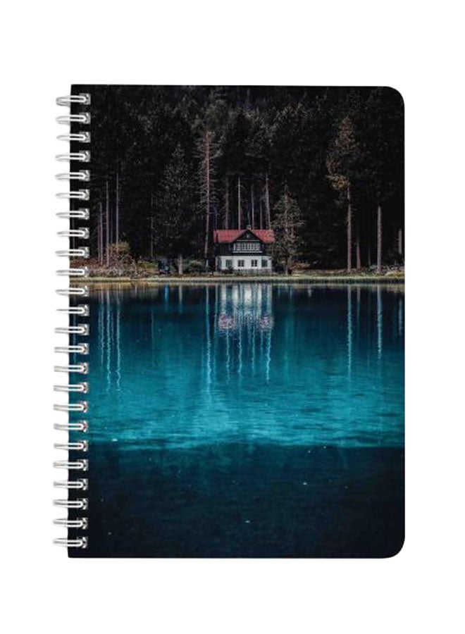 لوحة دفتر ملاحظات مقاس A5 بسلك حلزوني بتصميم منزل بالقرب من بحيرة متعدد الألوان - Image 1