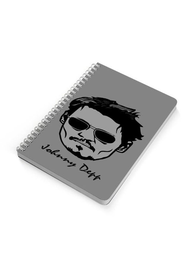 لوحة دفتر ملاحظات بسلك حلزوني مقاس A5 بطبعة رسمة الممثل جوني ديب أسود/ رمادي - Image 2