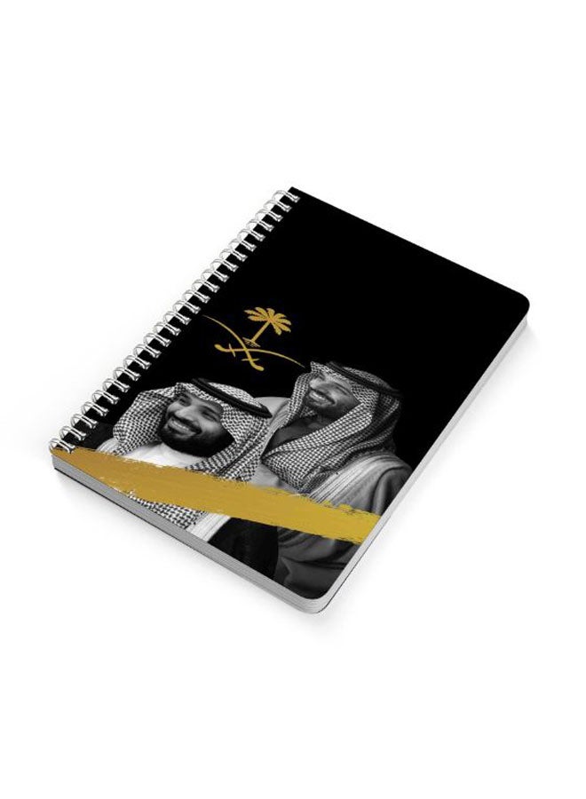 لوحة دفتر ملاحظات بسلك حلزوني مقاس A5 بطبعة صورة الأمير محمد بن سلمان ذهبي/أسود/أبيض - Image 2