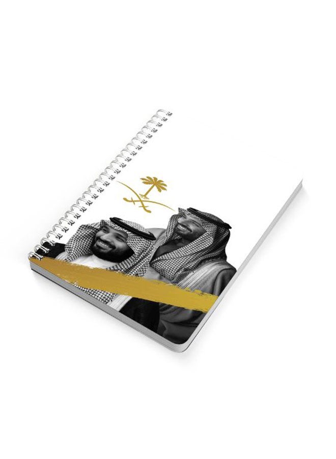 لوحة دفتر ملاحظات بسلك حلزوني مقاس A5 بطبعة صورة الأمير محمد بن سلمان ذهبي/أسود/أبيض - Image 2