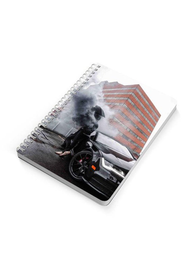 لوحة دفتر مُلاحظات مجلَّد بسلك مقاس A5 مزين بطبعة تمثل صورة لرجل متكئ على سيارة متعدد الألوان - Image 2