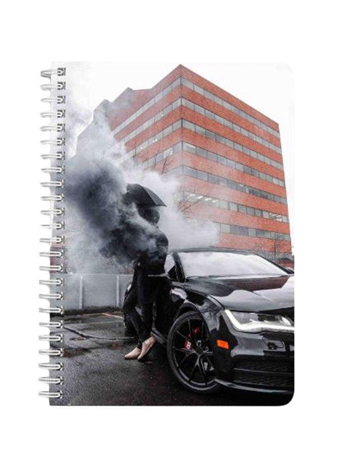 لوحة دفتر مُلاحظات مجلَّد بسلك مقاس A5 مزين بطبعة تمثل صورة لرجل متكئ على سيارة متعدد الألوان - Image 1
