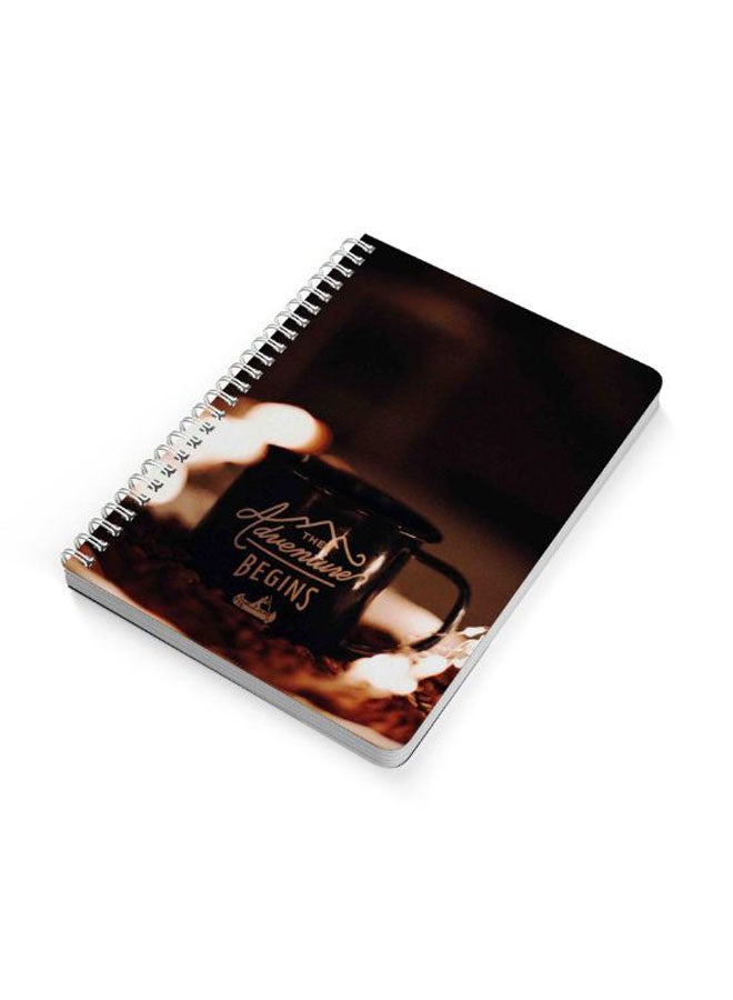 لوحة دفتر ملاحظات بسلك مقاس A5 بتصميم مج قهوة بطبعة عبارة "The Adventure Begins" أسود/بني - Image 2