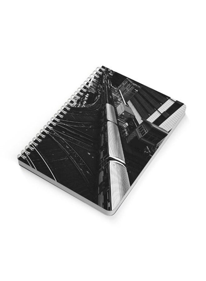 لوحة دفتر ملاحظات مقاس A5 بسلك حلزوني وطبعة قطار بجوار المباني أسود/ أبيض - Image 2
