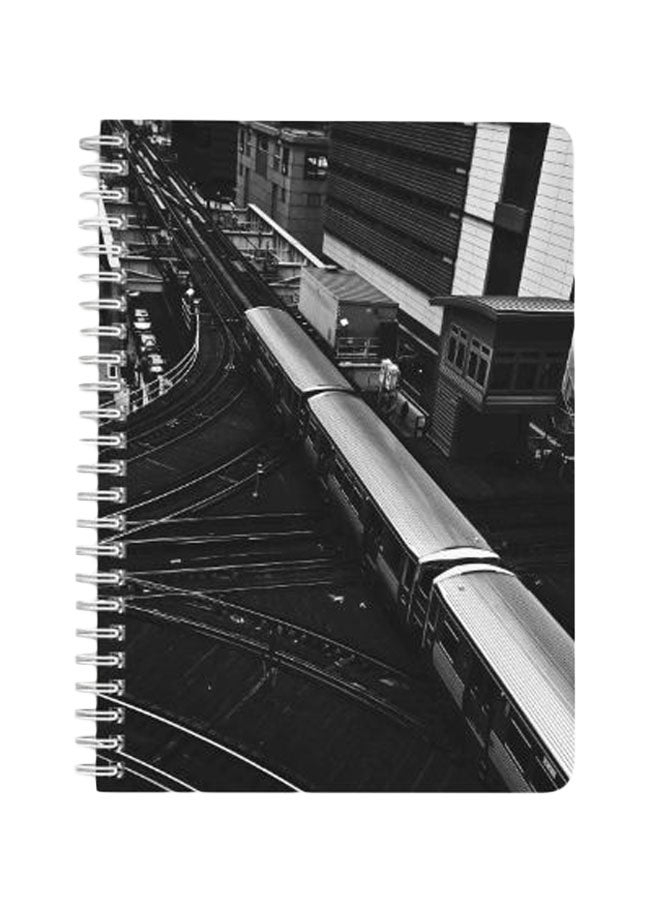 لوحة دفتر ملاحظات مقاس A5 بسلك حلزوني وطبعة قطار بجوار المباني أسود/ أبيض - Image 1