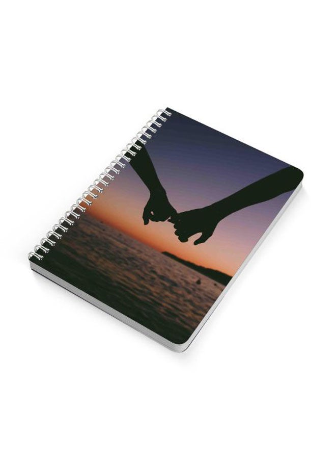 لوحة دفتر مُلاحظات مجلَّد بسلك مقاس A5 مزين بطبعة تمثل شخصين يمسكان أيديهما متعدد الألوان - Image 2