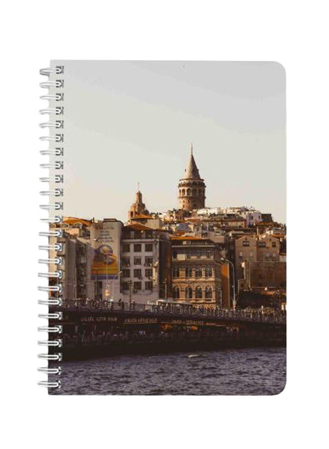 لوحة دفتر ملاحظات مجلد بسلك مقاس A5 بتصميم مبانٍ بالقرب من مسطح مائي متعدد الألوان - Image 1