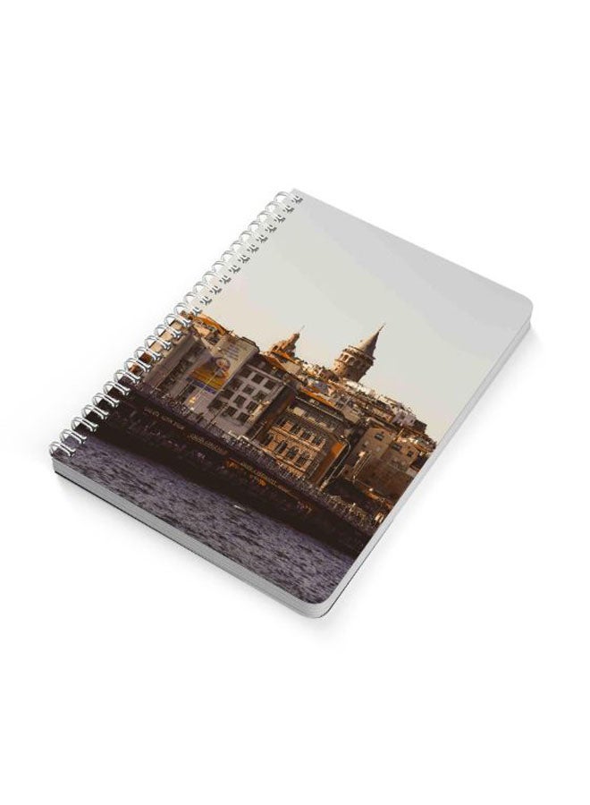 لوحة دفتر ملاحظات مجلد بسلك مقاس A5 بتصميم مبانٍ بالقرب من مسطح مائي متعدد الألوان - Image 2
