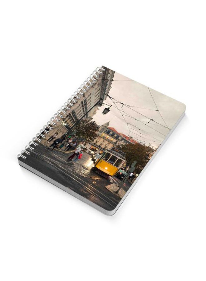 لوحة دفتر ملاحظات مقاس A5 بسلك حلزوني وطبعة ترام في شوارع مدينة متعدد الألوان - Image 2