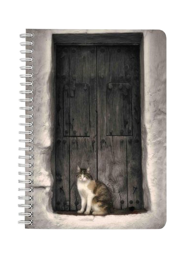 لوحة دفتر ملاحظات بسلك حلزوني مقاس A5 بطبعة قط أمام باب متعدد الألوان - Image 1