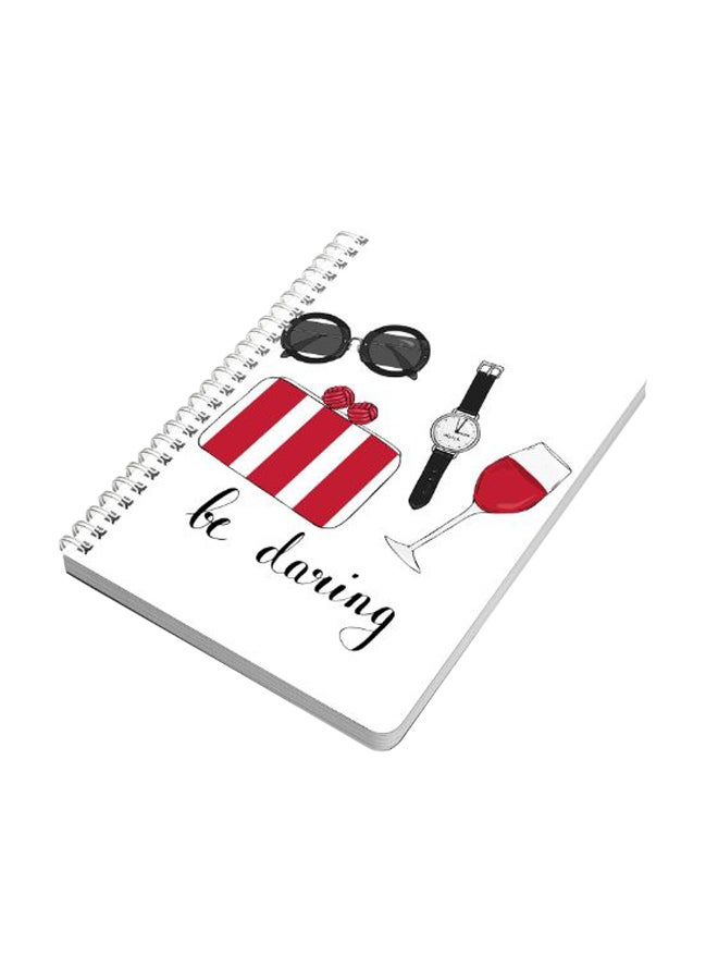 لوحة دفتر ملاحظات  بسلك حلزوني مقاس A5 مزين بطبعة عبارة "Be Daring" أبيض/أحمر/أسود - Image 1