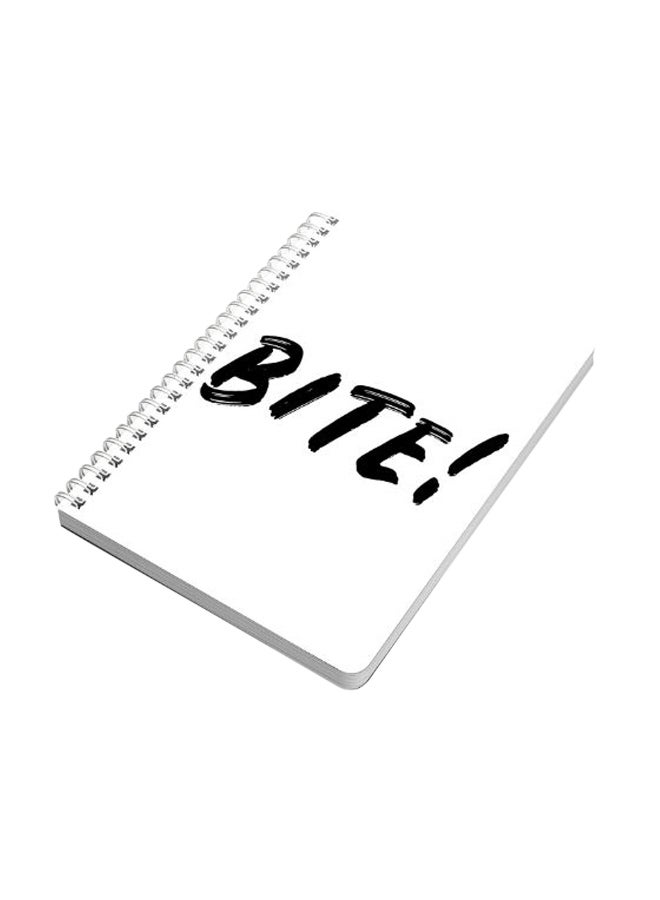 لوحة دفتر مُلاحظات بسلك مقاس A5 مطبوع عليه كلمة "Bite!‎" أبيض/ أسود - Image 1