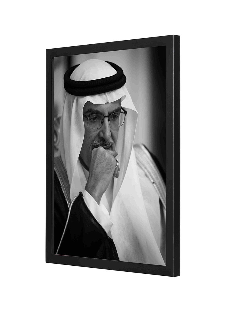لوحة لوحة فنية جدارية تمثل الأمير بدر بن عبد المحسن ومزودة بإطار خشبي رمادي 33 x 43سم  - Image 1