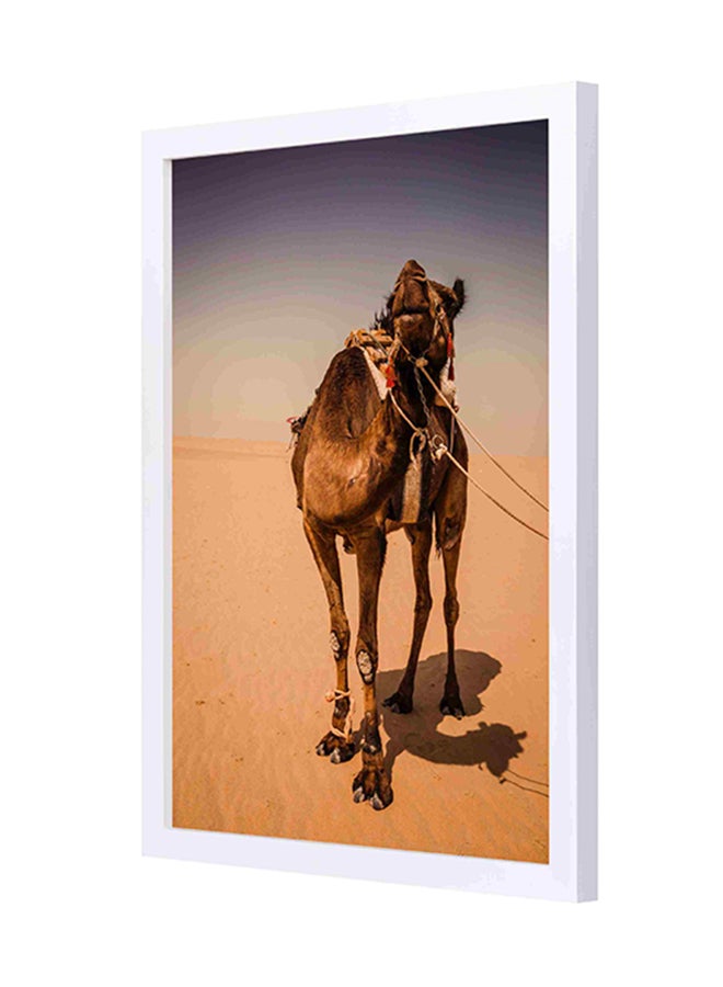 لوحة فنية لديكور الحائط بإطار خشبي تمثل جملاً يقف على الرمال متعدد الألوان 33x43سم