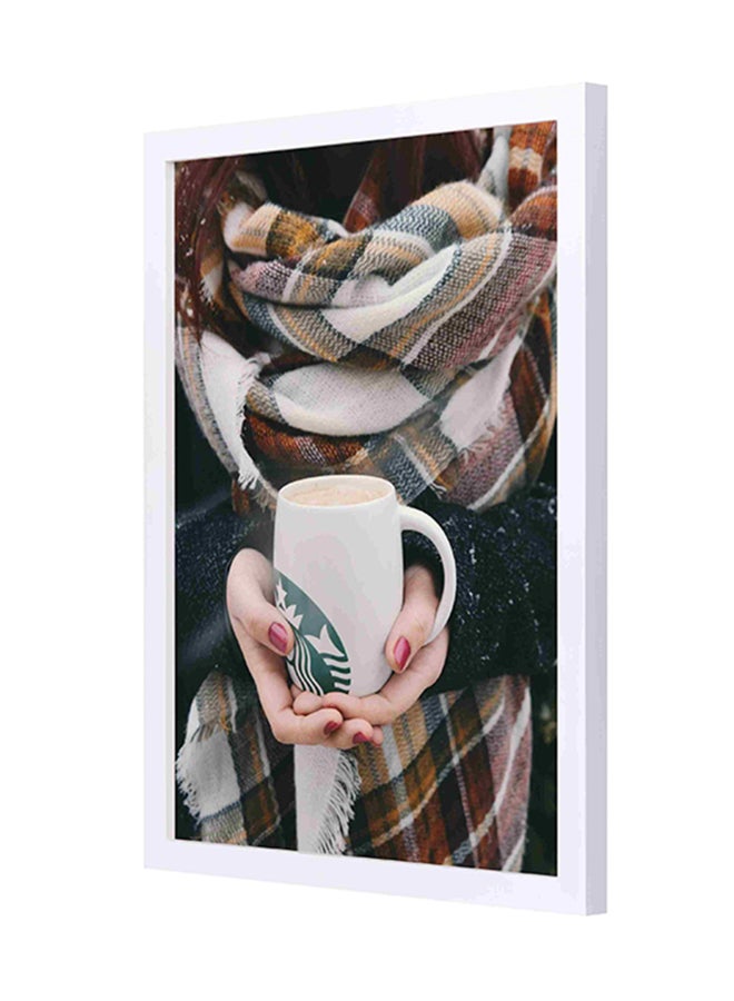 لوحة فنية لديكور الحائط بإطار خشبي بتصميم أيدي فتاة تمسك مج ستاربكس في الشتاء أبيض/بني 33x43سم