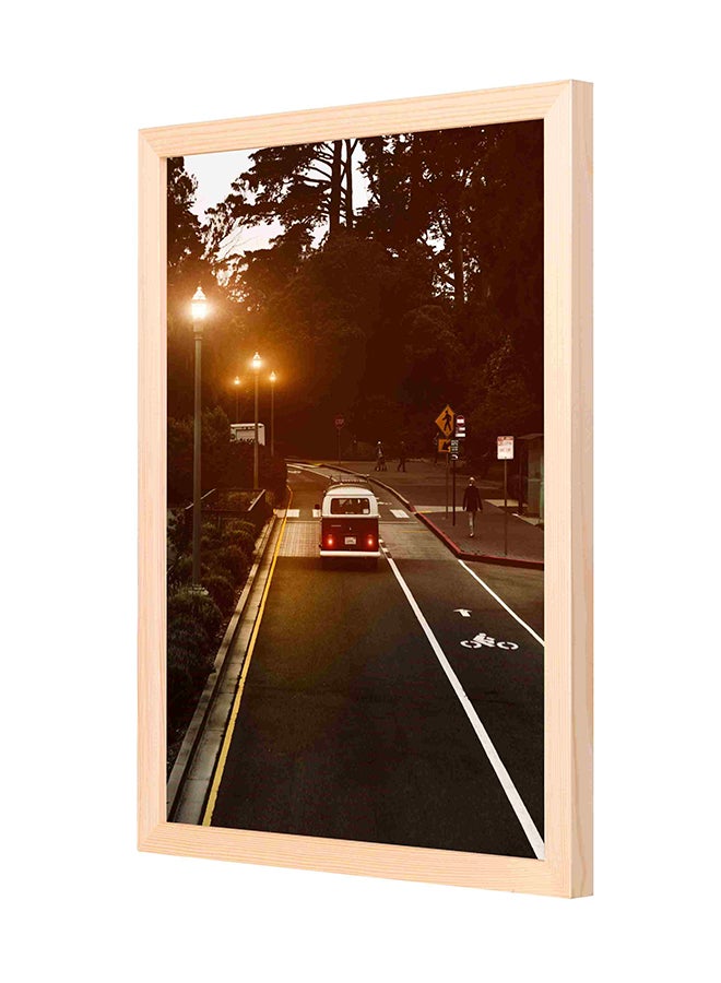 لوحة فنية جدارية بإطار خشبي بتصميم سيارة تمشي بالشارع أسود/ أبيض 33x43سم