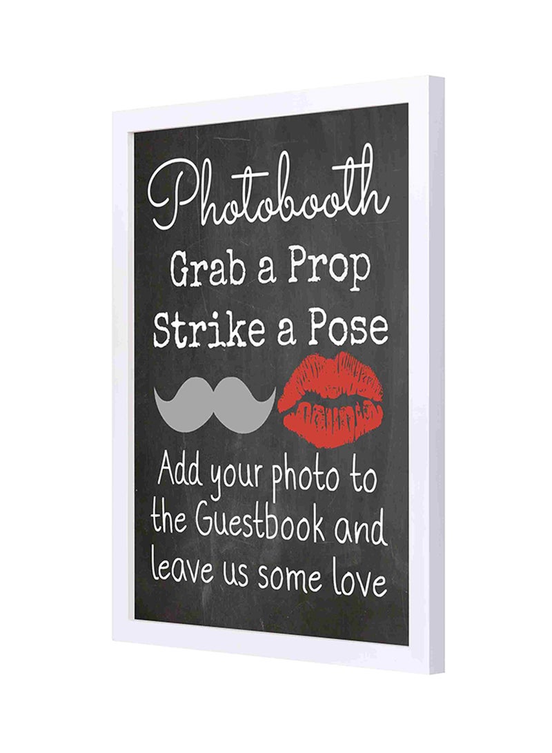 لوحة فنيّة بإطار خشبي مطبوع عليها اقتباس عن كشك التصوير أسود/ أبيض 33x43سم - Image 1