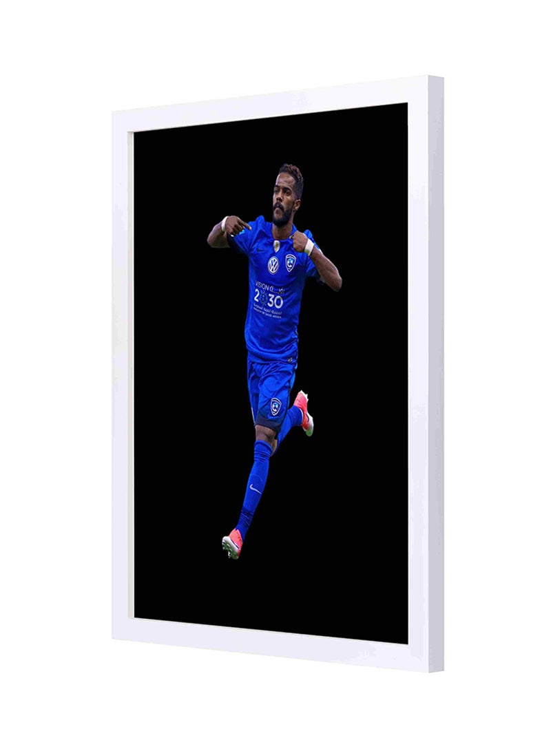 لوحة فنية لديكور الحائط بإطار خشبي تصوِّر نواف العابد أسود/ أبيض 33x43سم - Image 1