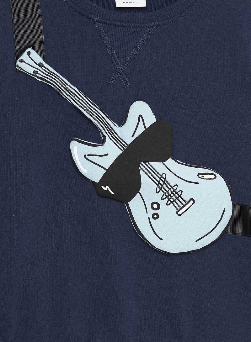 نيم ات سويت شيرت للأولاد مزين بتصميم جيتار كحلي - Image 3